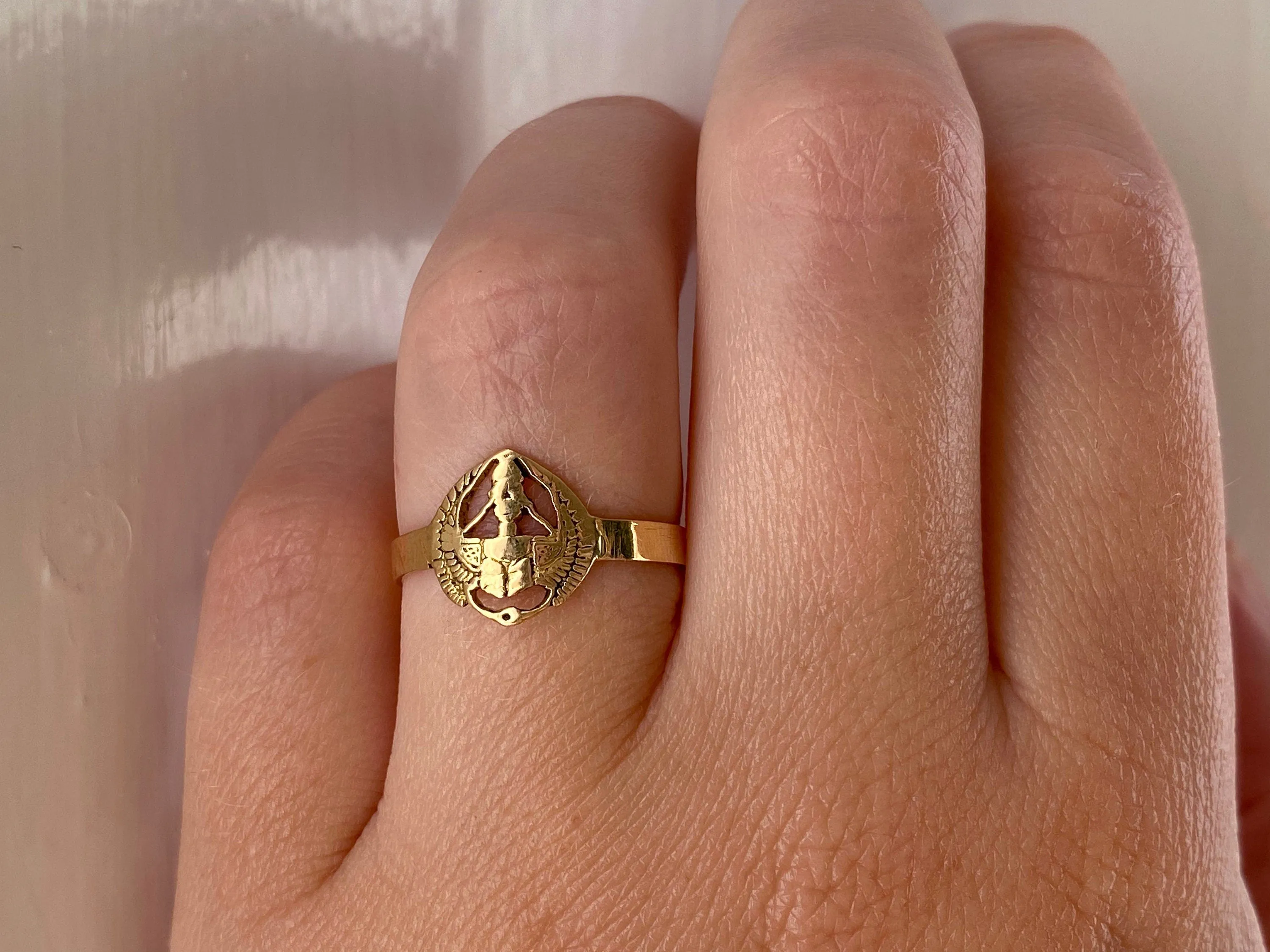 V I N T A G E // Egyptian scarab / 18k yellow gold with engraved scarab / size 6.75